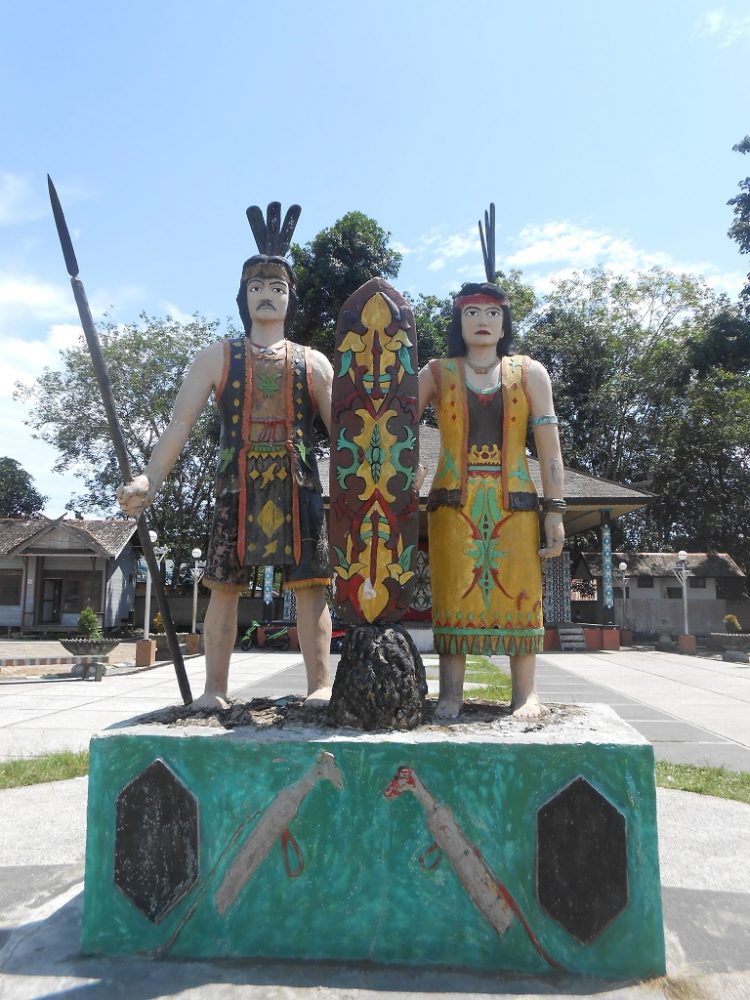 rumah adat betang dihuni oleh suku dayak