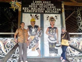 konstruksi pintu rumah adat lamin