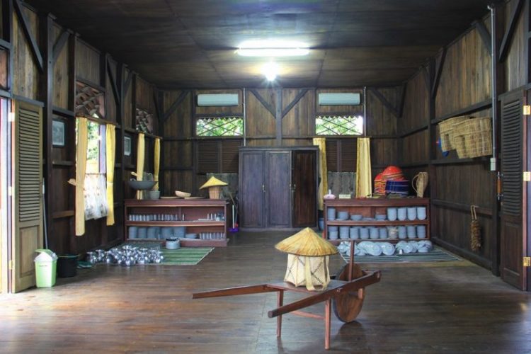 ruang dapur rumah adat bangka belitung untuk menyimpan makanan