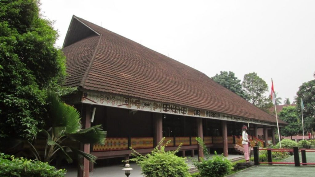 4+ Rumah Adat Baileo (KEUNIKAN, PENJELASAN, GAMBAR)