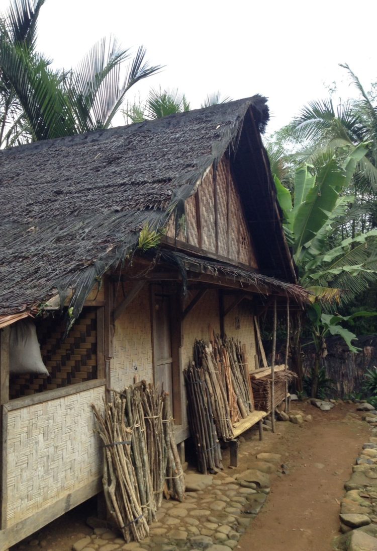 pintu rumah adat baduy tidak dikunci