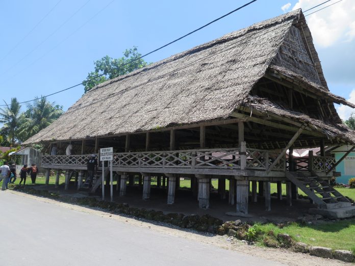 ilustrasi rumah adat baileo nolloth