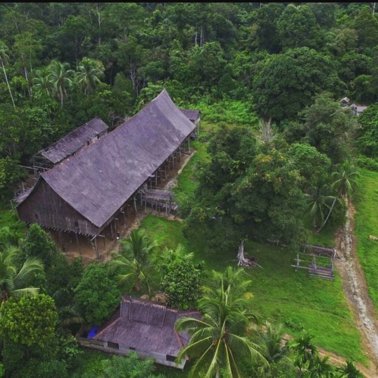 salah satu rumah adat betang yang terletak di kalimantan timur