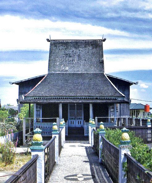 rumah dengan atap melancip tinggi dari kalimantan selatan