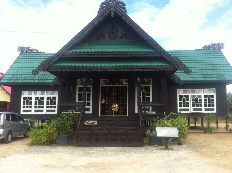 ilustrasi rumah adat dayak baloy