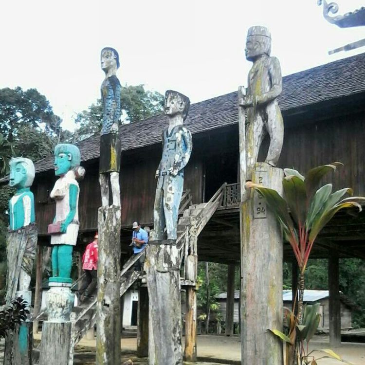 ilustrasi rumah adat dayak betang