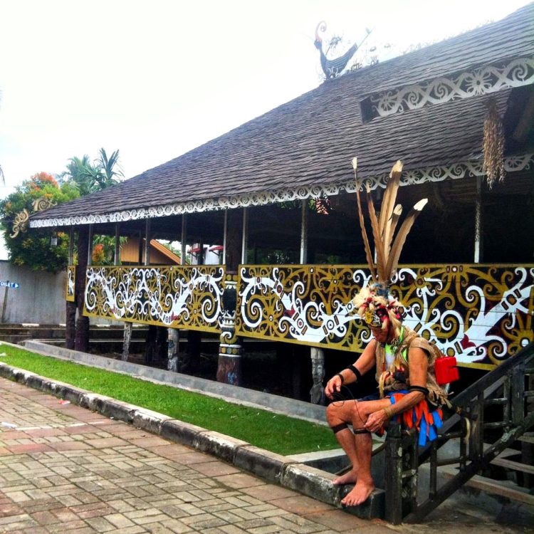 ilustrasi rumah adat dayak lamin