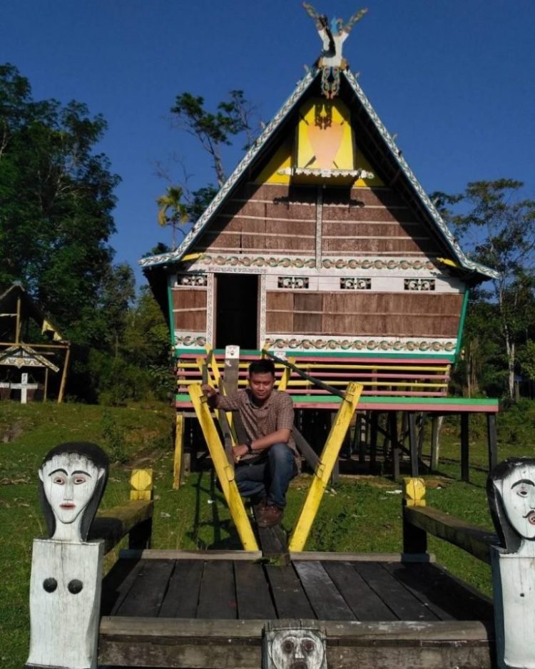 ciri khas rumah adat dayak mandi angin kalimantan barat