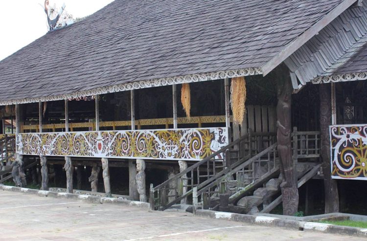 foto rumah adat lamin