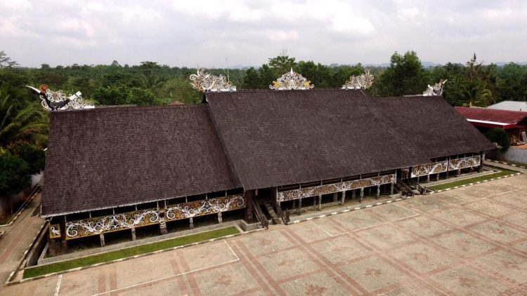 rumah adat lamin uurannya sangat besar