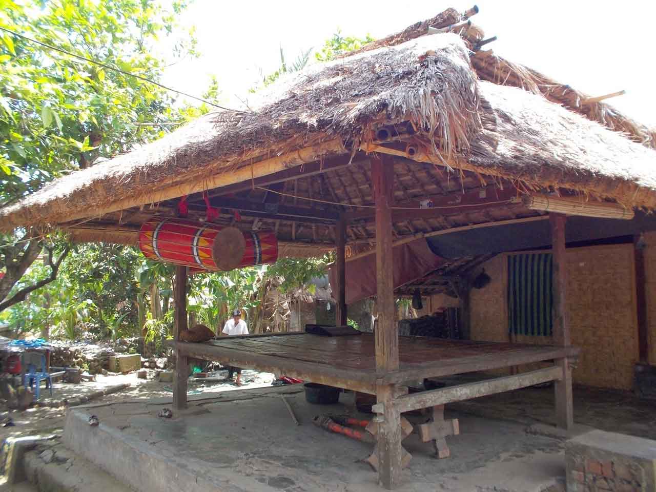 gambar rumah adat lombok berugag sekenam