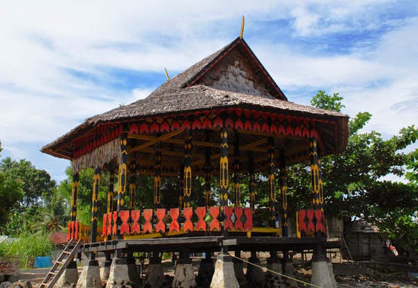 bangunan rumah-aadat-maluku-baileo