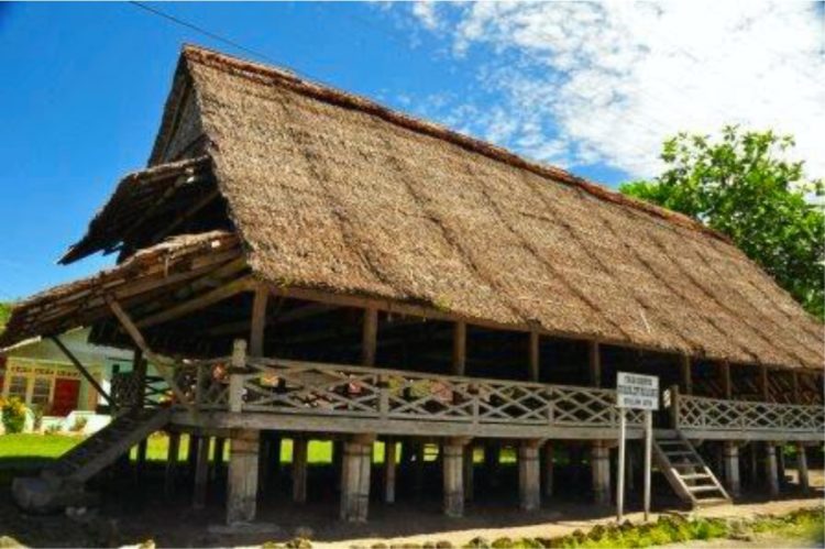 gambar rumah-adat-maluku-baileo