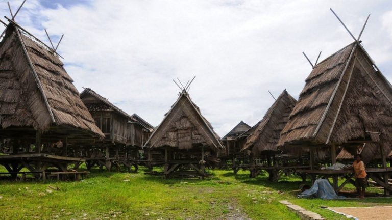 rumah adat Nusa Tenggara Barat