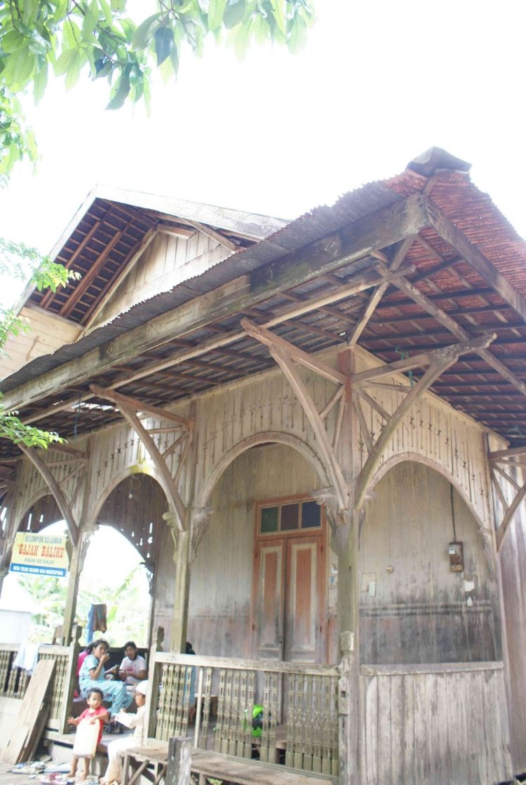 rumah adat kalimantan selatan dan penjelasannya