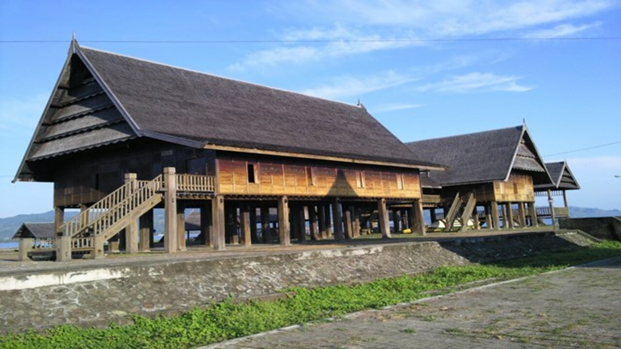 gambar rumah adat sulawesi barat