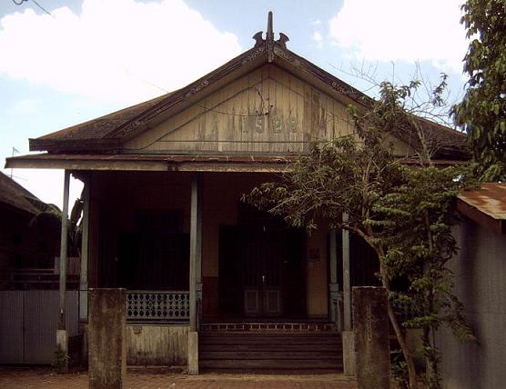 rumah adat suku banjar kalimantan selatan