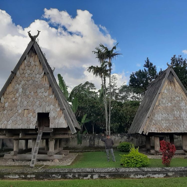 ilustrasi rumah adat tambi struktur atap