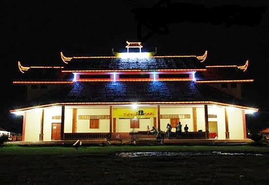ciri khas warna bangunan Rumah Hibualamo Maluku