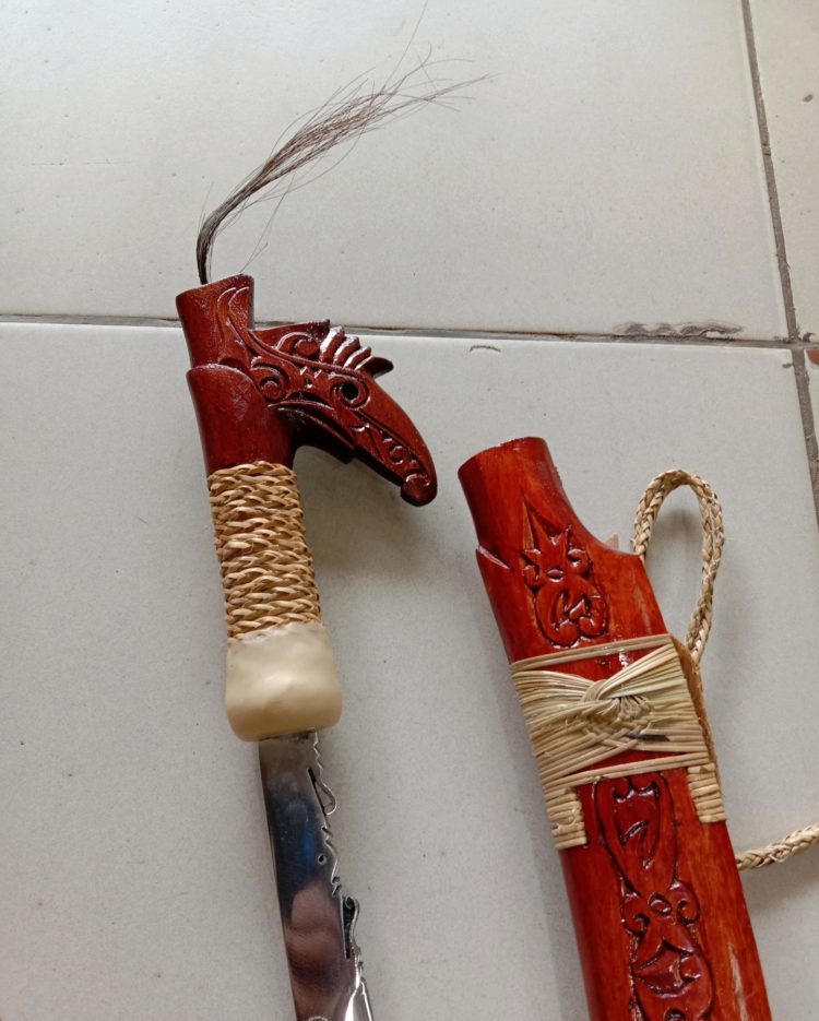 senjata tradisional dayak kalimantan barat