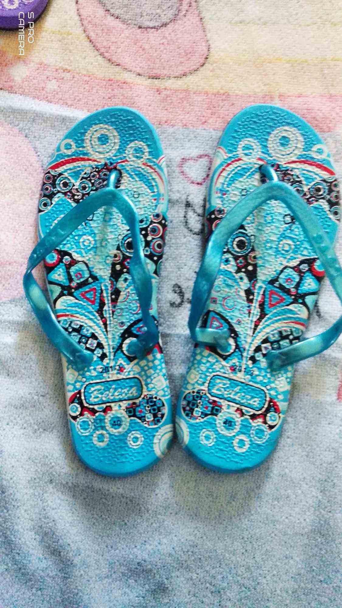 oleh oleh khas cirebon berupa sandal batik