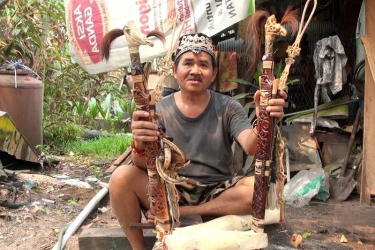 sejarah mandau adalah senjata tradisional kalimantan selatan