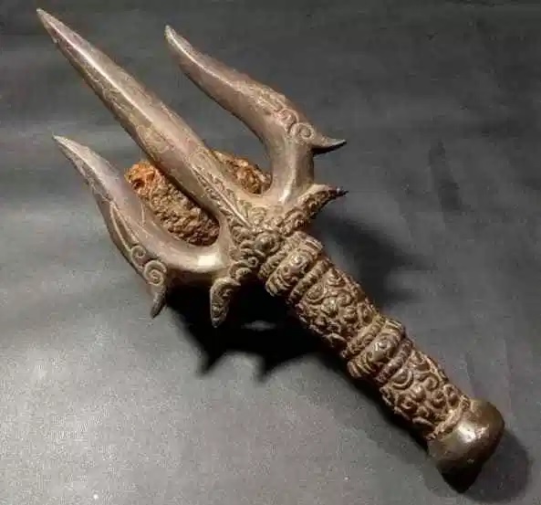 trisula atau serampang adalah senjata tradisional bali keris 