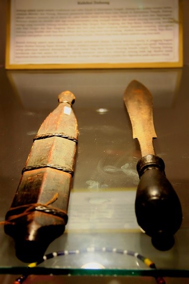 duhung atau dohong adalah senjata tradisional kalimantan barat 