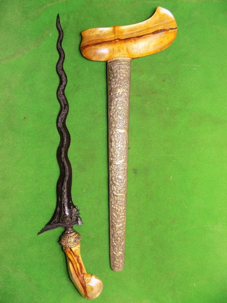 foto senjata tradisional kalimantan timur