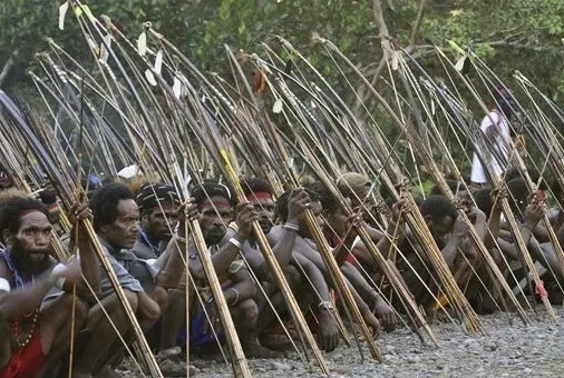 busur dan anak panah adalah senjata tradisional papua 