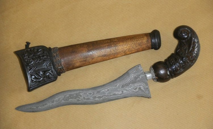 gayang adalah senjata tradisional sulawesi barat 
