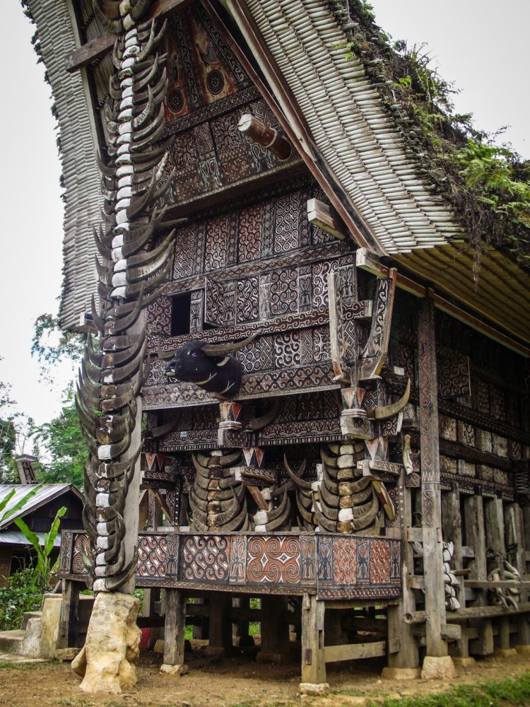 filosofi simbol dinding rumah adat toraja