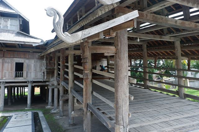 jalan masuk menuju rumah adat dalam loka NTB