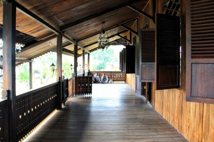 halaman teras rumah adat bangka belitung