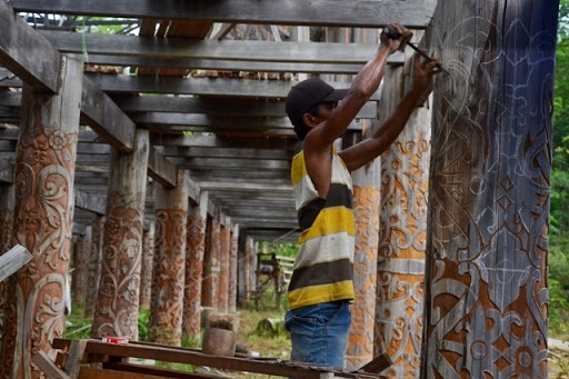 konstruksi tiang penyangga rumah adat lamin