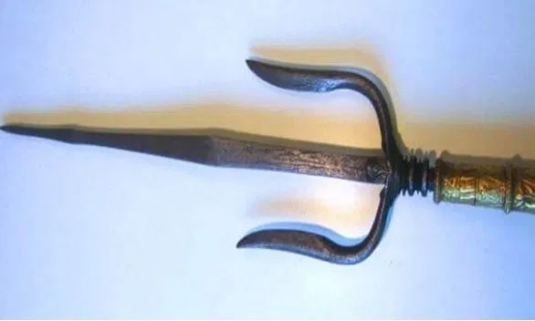 gambar tombak trisula senjata tradisional sumatera selatan