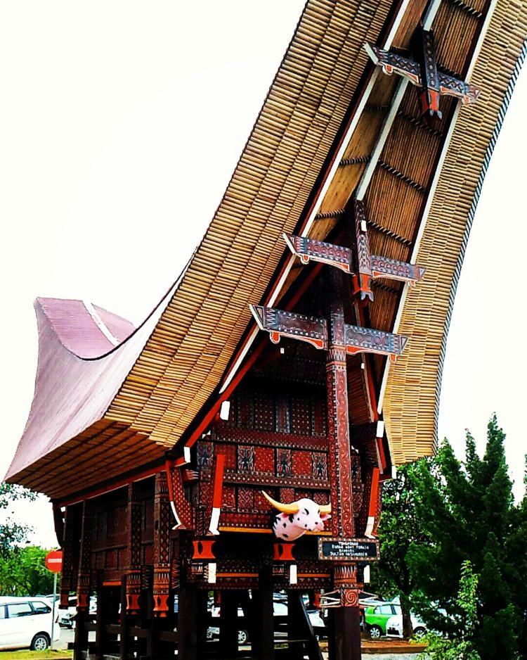 arti warna cat rumah adat toraja