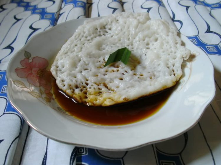 Makanan khas kalimantan Selatan bernama apam batil dan gambarnya