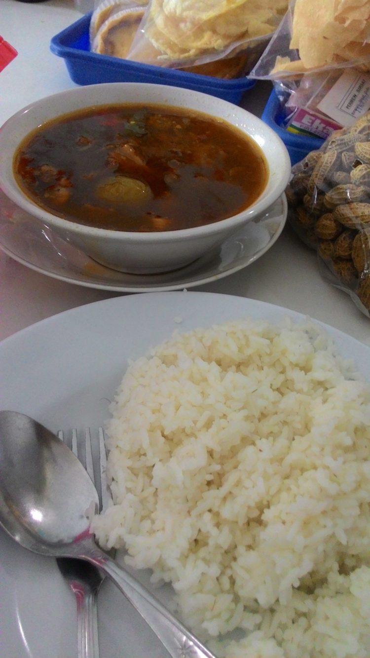 makanan khas Semarang yang terkenal bernama asem asem koh liem