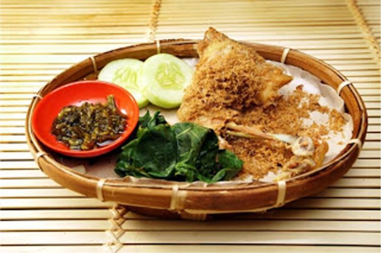 makanan khas Semarang yang enak bernama ayam goreng sambal ijo