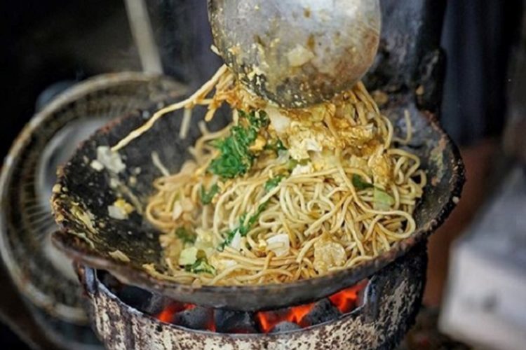 makanan khas Semarang dan penjelasannya bernama bakmi jowo