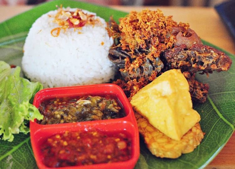 Bebek dan bakar rempah adalah makanan khas Semarang 