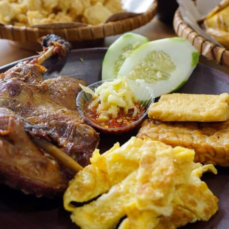 Bebek muda sambal mangga adalah makanan khas Semarang yang wajib dicoba