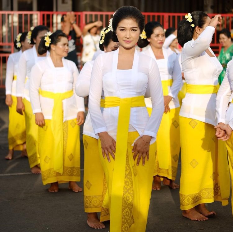 busana pada tari rejang renteng