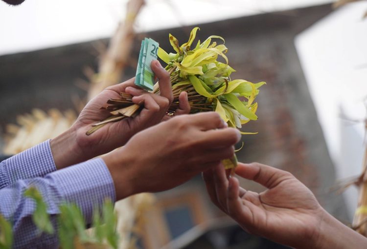 kembang dermo dibeli oleh penonton tari seblang