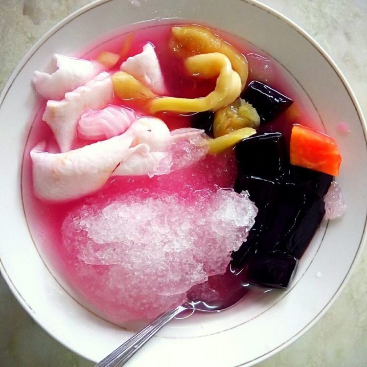 Es cao adalah minuman terkenal dalam daftar makanan khas Semarang 