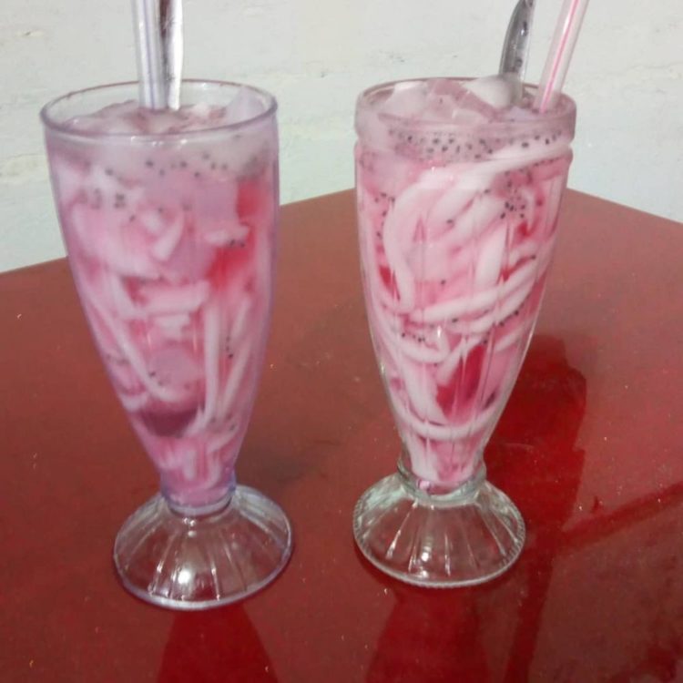 Es Kelapa Muda DHT adalah Makanan Khas Makassar