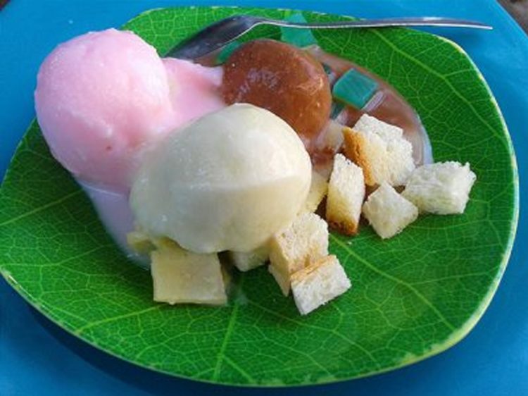 Minuman dan makanan khas Semarang untuk wisata kuliner bernama es pankuk