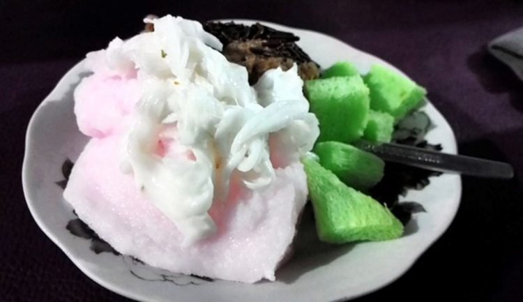 Minuman dalam makanan khas Semarang yang terkenal bernama es conglik