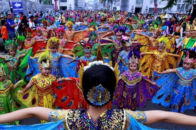 Festival 50 tahun tari merak di Jl Asia Afrika Bandung